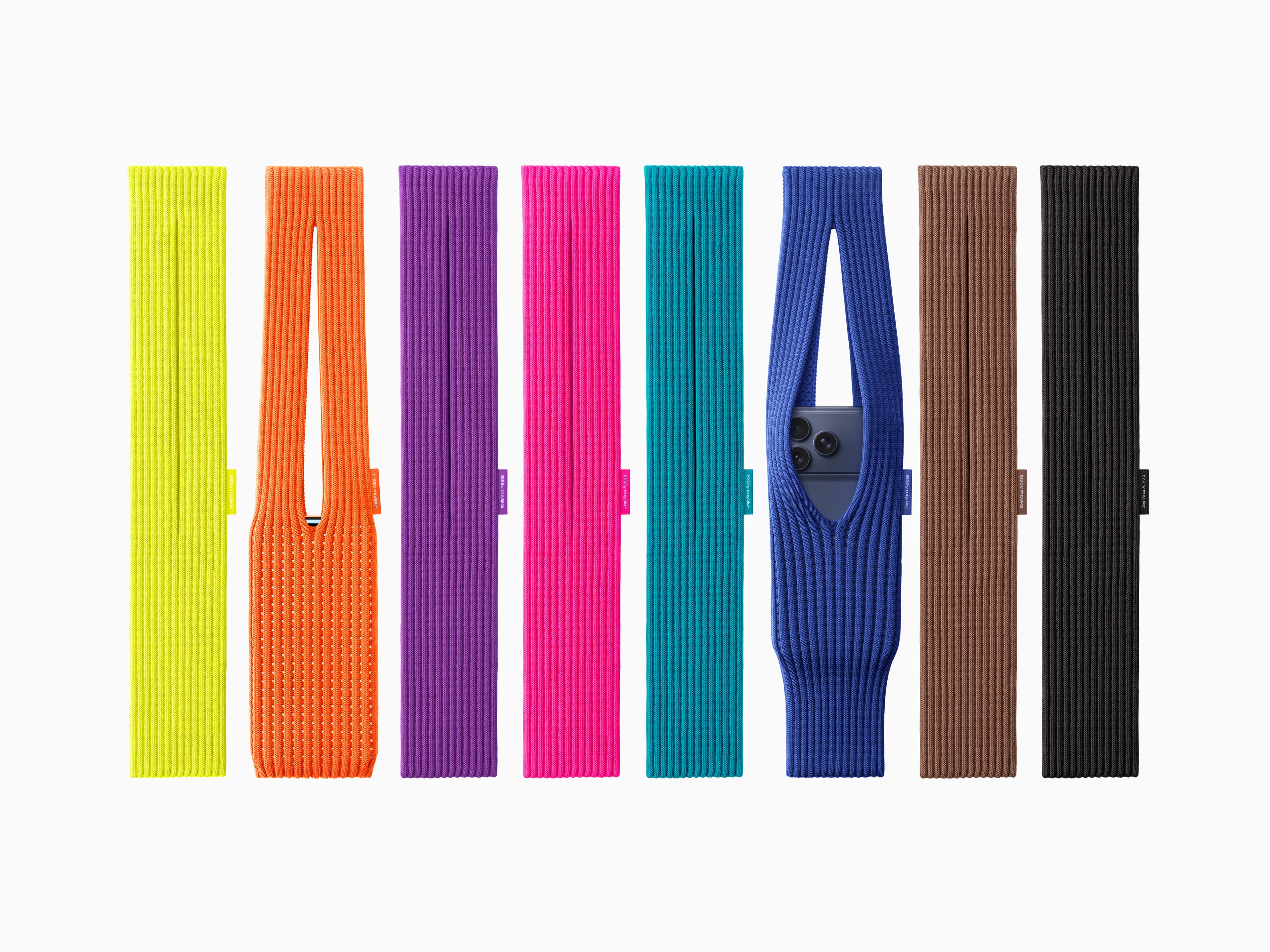 With a cheerful color palette, this short strap design is available in eight colors: lemon, mandarin, purple, pink, peacock, sapphire, cinnamon, and black.