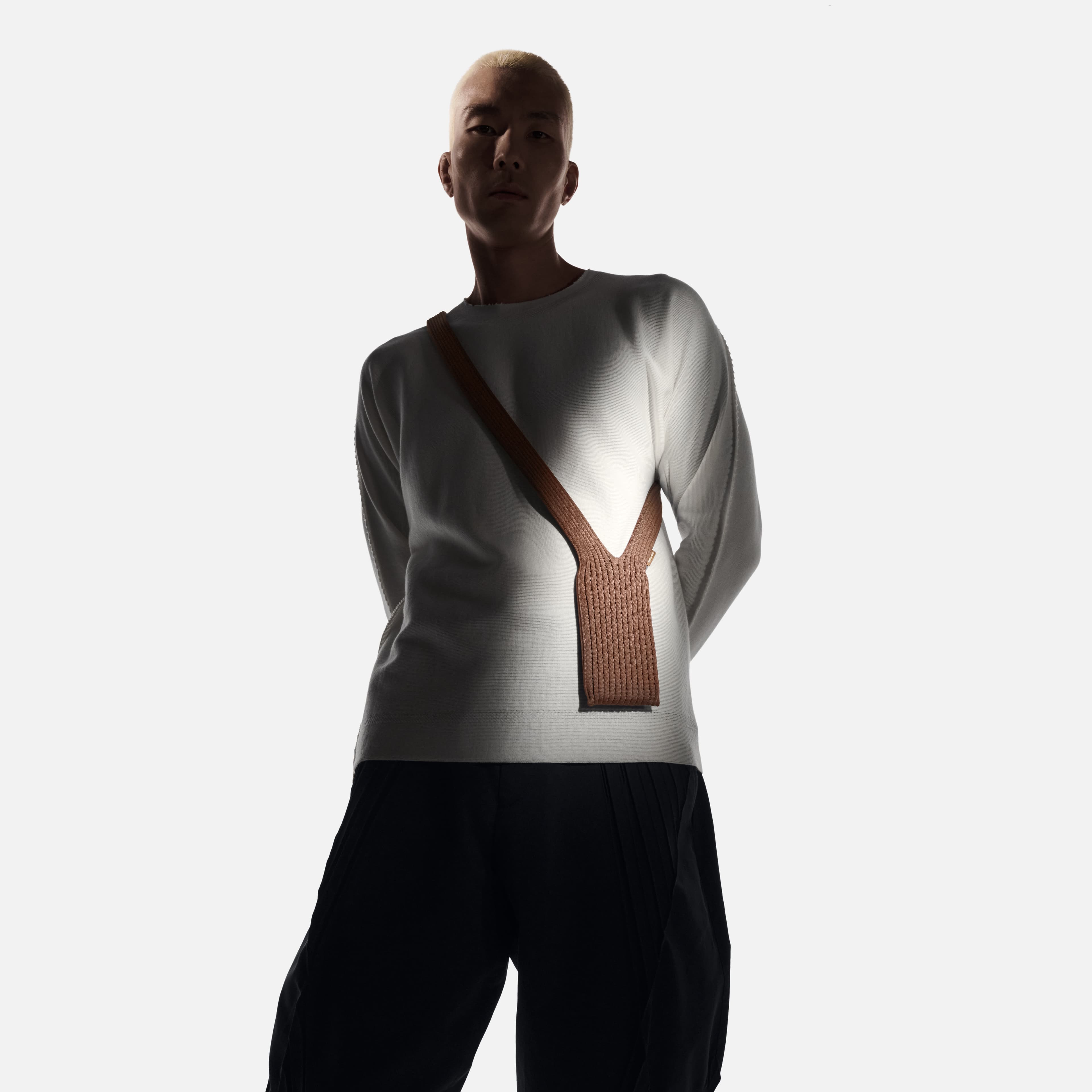 iPhone Pocket Officiellement Annoncé : La Collaboration Apple × ISSEY MIYAKE Présente un Accessoire Tricoté 3D Polyvalent